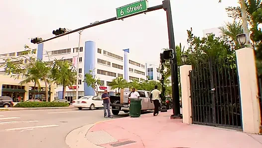 Nettes teen wird abgeschleppt und hart gefickt