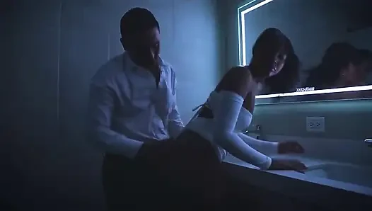 Zierliche ebenholz brittany taylor trifft ihren ex im restaurant und kehlenfick mit seinem dicken schwanz in der toilette