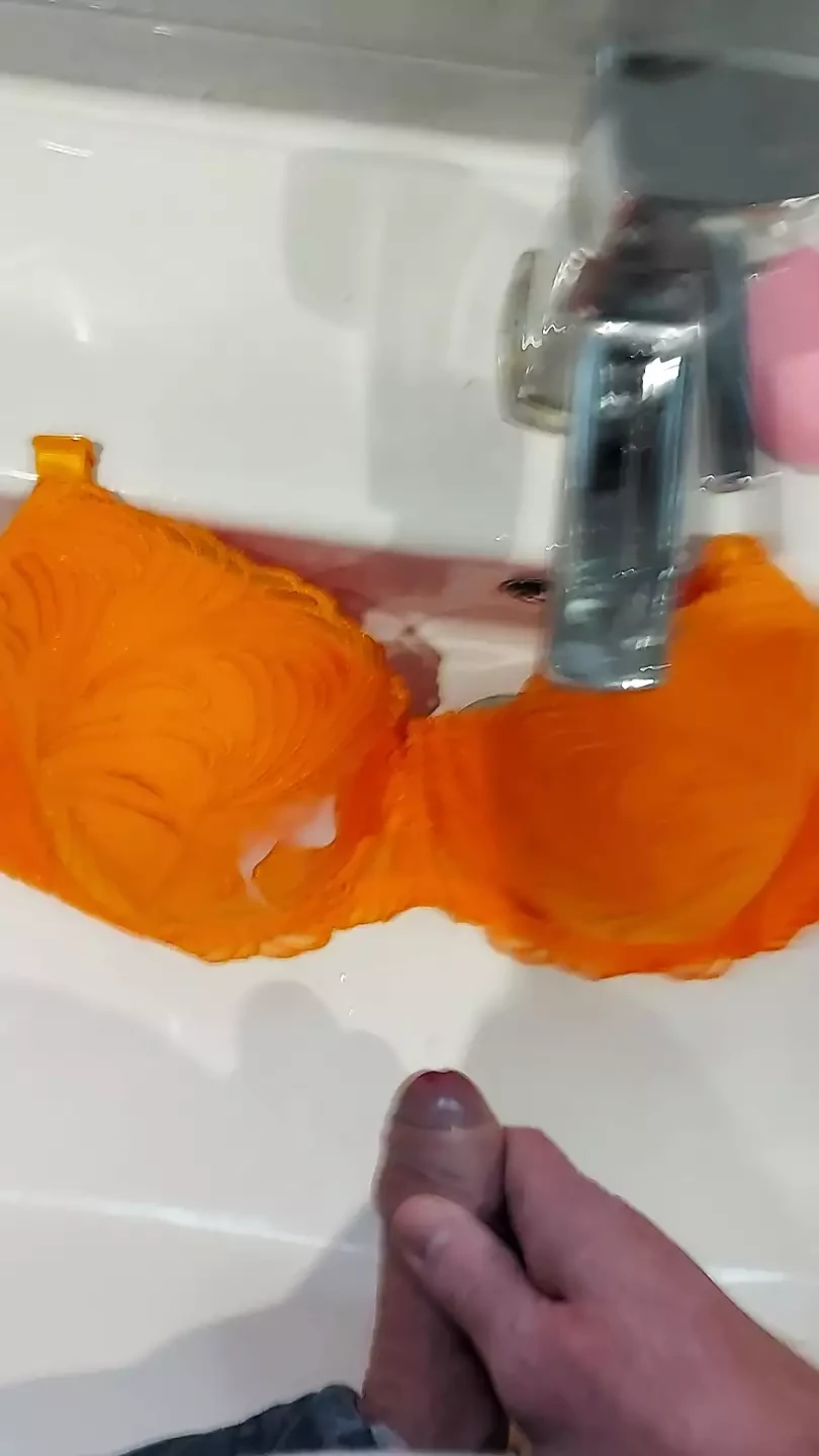 Pancutan mani pada coli isteri.
