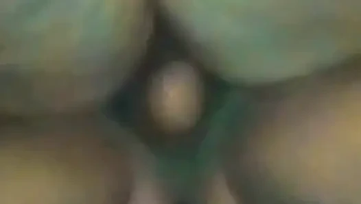 Üvey anne üvey oğlunun büyük yarağına sekiyor, sonra köpek gibi sikiliyor ve durmadan amından su fışkırtıyor.