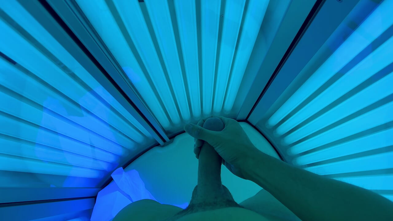 Par se žestoko jebe u javnom solariju Solarium - Rizični javni seks s ljudima oko sebe CIJELI VIDEO