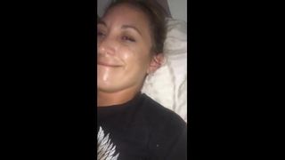 Vrouw masturbeert en kreunt selfie