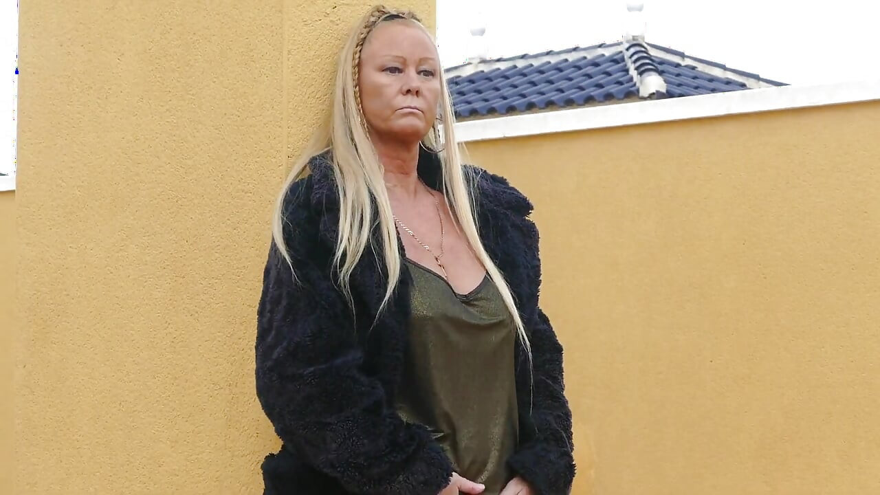 Anaal Masturberen En Vingeren Van Dichtbij Buitenshuis in Een Panty En Hoge Hakken