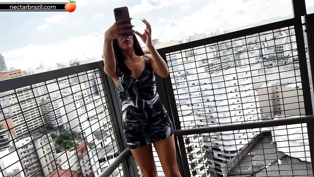 一个大屁股的棕发女孩用屁股吞了我的鸡巴