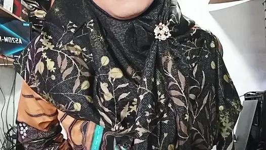 Big Boobs Hijab TS Masturbates Till She Cums