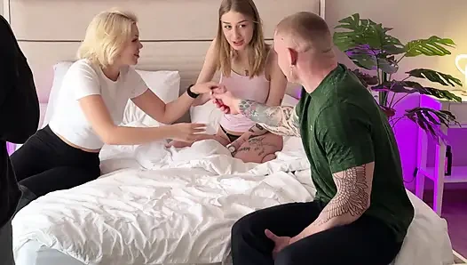 За Кадром: Блондинка Лижет Пизду Пока Её Ебет Татуированный Любовник