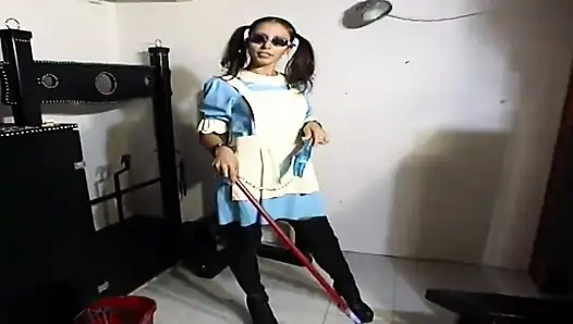 Pembantu rambut cokelat diikat