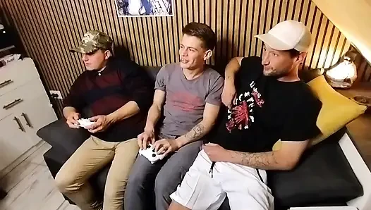 Play oynarken, sandviç sipariş ettik... ve üçlünün – Alan, Facu ve Kongo – teslimatı devam etti