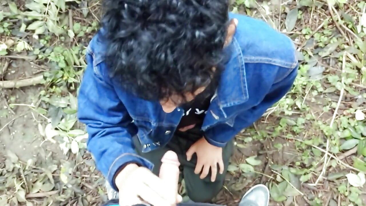 跪着的Twck吮吸鸡巴并在脸上和嘴上射精