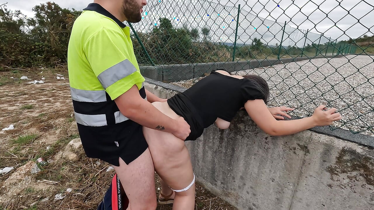 FROM WORK to TEMPTATION: Worker and Stranger LET THEMSELVES BE CARRIED AWAY IN PUBLIC