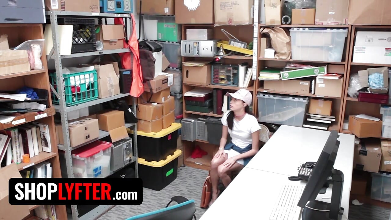 Shoplyfter - bu güzel genç kız Justin Magnum'un dükkanından çalmaya çalıştığı için pişman olacak