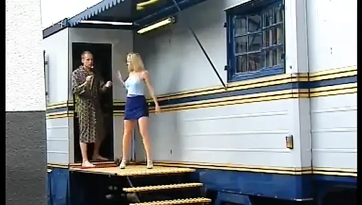 Blondes Schätzchen Lutscht Schwanz Auf Ledercouch