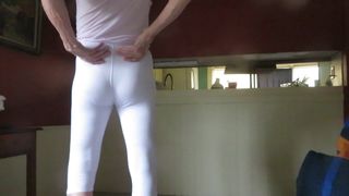 Puta masculina em leggings de spandex brancas.