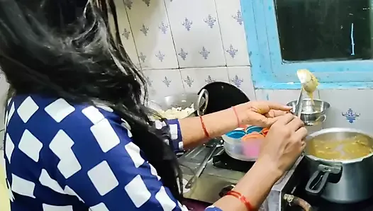 Индийская бхабхи готовит на кухне и трахает шурина