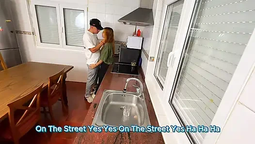 Azgın kız arkadaş mutfakta sikiliyor ve ayaklarına boşaltıyor