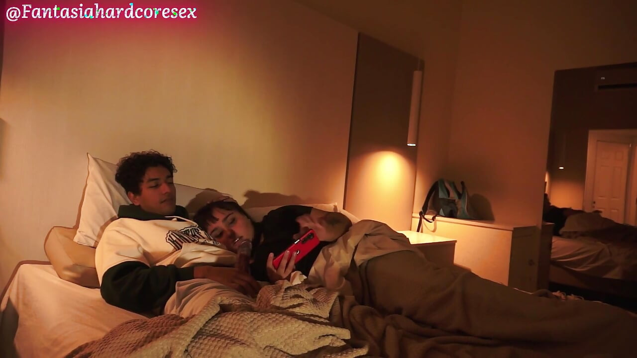 मेरी सौतेली बहन बिना दया के उसे चूसने के लिए मुझसे सहमत है