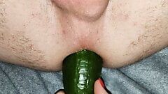 Hij houdt van grote komkommer in de kont, fetisj, plantaardige anale neukpartij