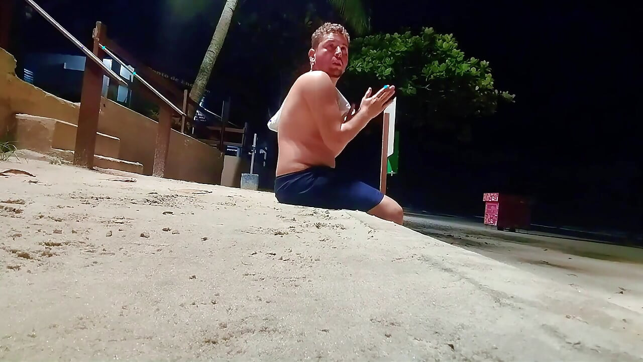 当我穿着短裤弄湿时, 海滩上的人会吓坏