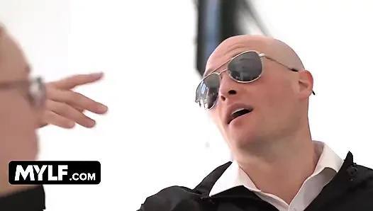 Samantha Reigns ve Maya Wolfe uzayda bir milyardere katılmak için seçmelere katılıyor