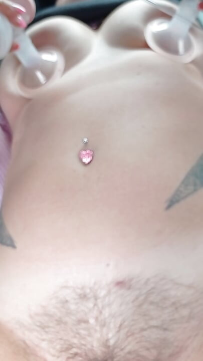 Fingern auf einem parkplatz mit einer milchpumpe