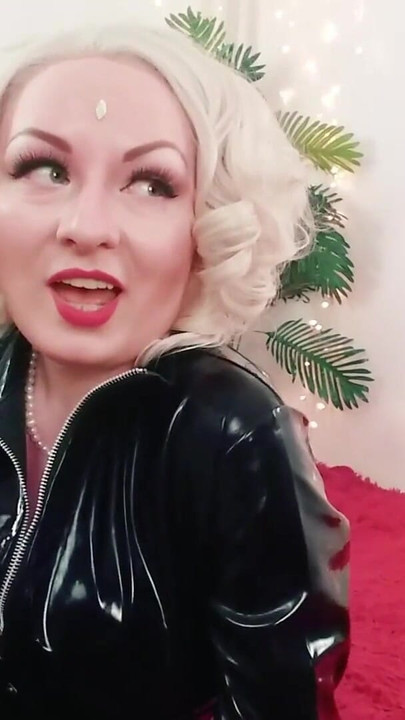 Snažan trenutak iz "Povodac za moju seksualnu igračku (tebe). Femdom POV. Ženska dominacija, točka gledanja videa. Gospodarica Arya Grander."