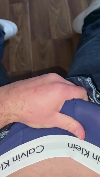 老板椅上的德国声音..蓝色卡尔文克莱恩拳击手..鸡巴摇滚硬..precum flowing | 短片 1