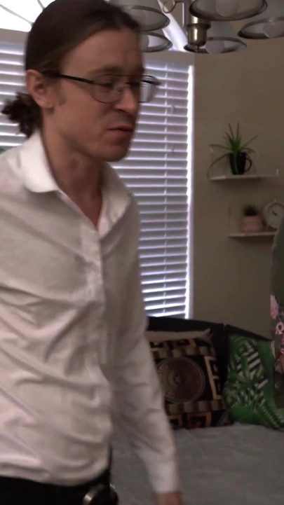 與Coxxx博士的害羞治療課程，由Katie Kinz主演