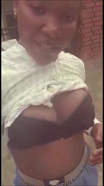 Moment cheie de la "Plimbare afară cu Samantha Johnssons jucându-se și sărutându-și sânii"