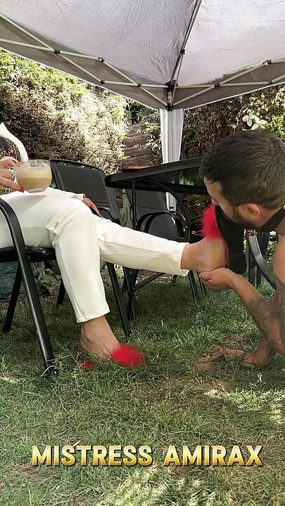 마당에서 내 인간 재떨이 - 항상 제어 할 수있는 여주인