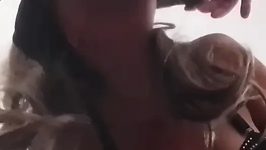 MILF lutscht schwanz mit einer sperma-explosion in ihrem mund