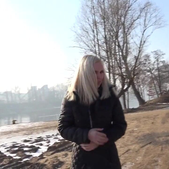 Sürtük sarışın çamurda sikiliyor