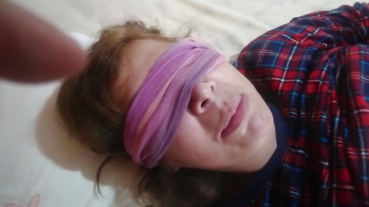 Üvey oğul yarağını üvey annesinin ağzına sokuyor