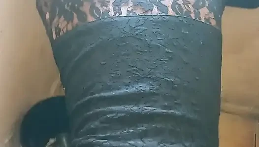 En ateşli sakso ve tuvalette domaltarak sikiş