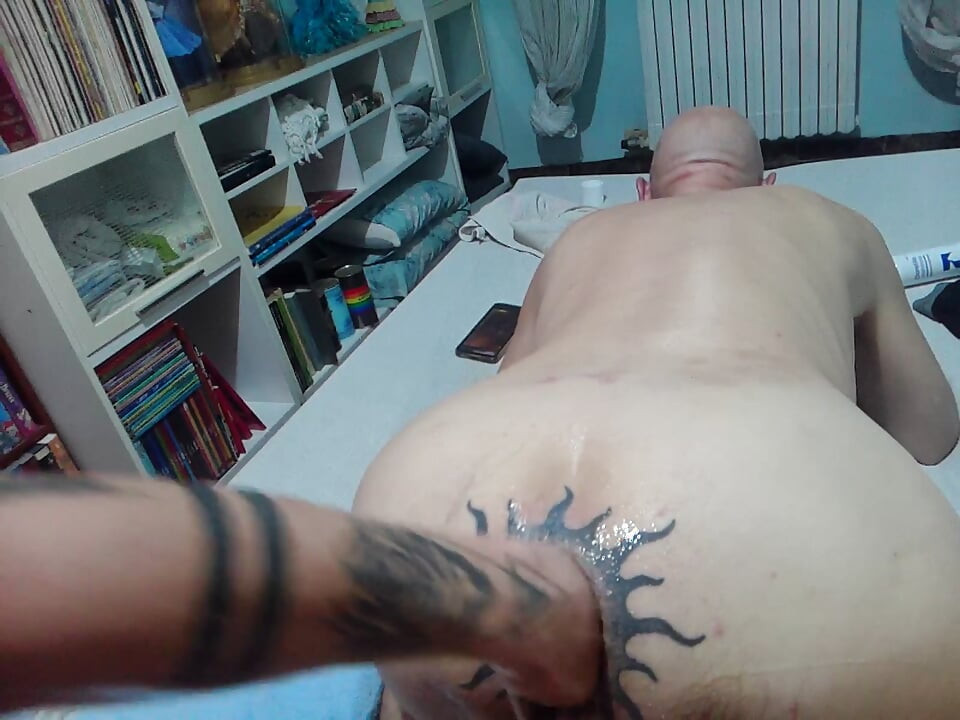 Tatueraad rumpa som blir knytnävsfistad