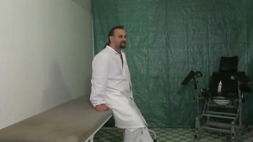 Pelacur Berambut Merah Tajam di Dokter Palsu