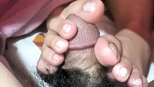 Under The Sheets This Pinay Do Have Talented Toes - 01