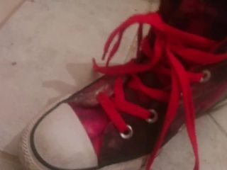 All-Star-Converse-Schuhe, nicht von meinem Footjob, Footjob von meiner Schwester