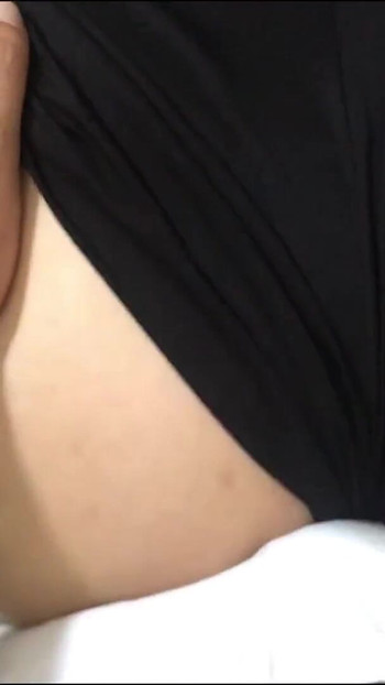 Pasangan kolej comel di atas katil - skirt hitam pendek, mengusik bermain & Cuddles flirty - BELAJARINGLOVINGXXX | Klip 2