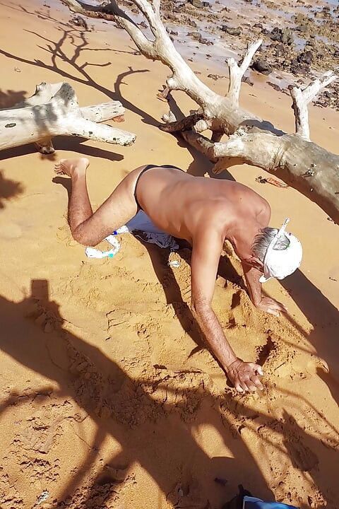 Ladysilva en la playa en bragas con su culo caliente