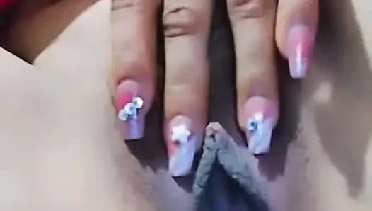 Menggosok bibir memekku yang hancur setelah kuku selesai. Aku harap kamu suka video baruku