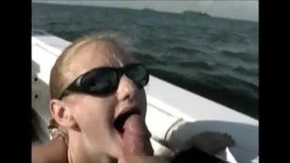 Blowjob und Gesichtsbesamung auf einem Boot
