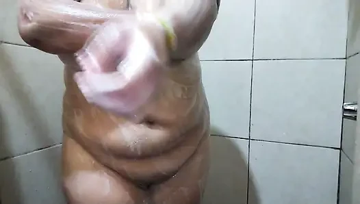 Wie diese Brüste beim Duschen herausspringen.