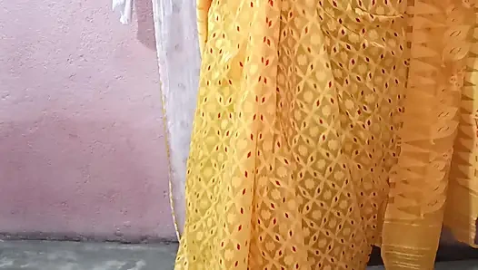 Sarı sari tek başına düşüyor