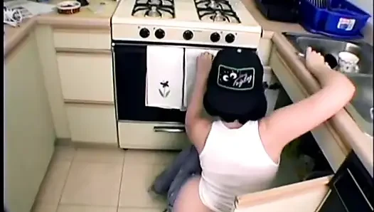 Tukang ledeng seksi menelan vintage pantat besar panas