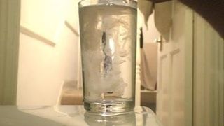 Schnell Sperma in ein Glas Wasser!