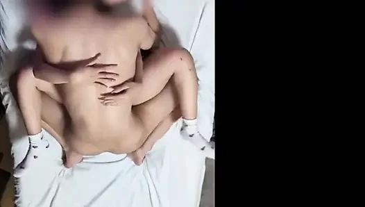 Alyans kapalı, arkasından derin yoğun seks. Kocasına ihanet ediyor, sert orgazm oluyor! 2.