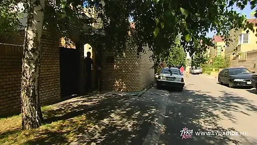 Рыжая в черном платье и чулках делает минет и получает