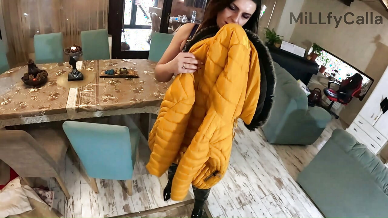 Lesklá péřová bunda Fetish Try-On. Kožešinové kapuce, hluboké kouření, masturbace a finále s výstřikem