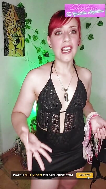 Eu faço meu corno escolher uma tanga para que eu possa foder outro homem!!