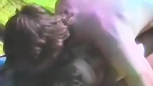 Бритую киску отдолбили в любительском видео